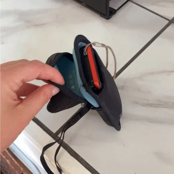 Samsung Digital Camera - Black and Red - Picture 5 of 6